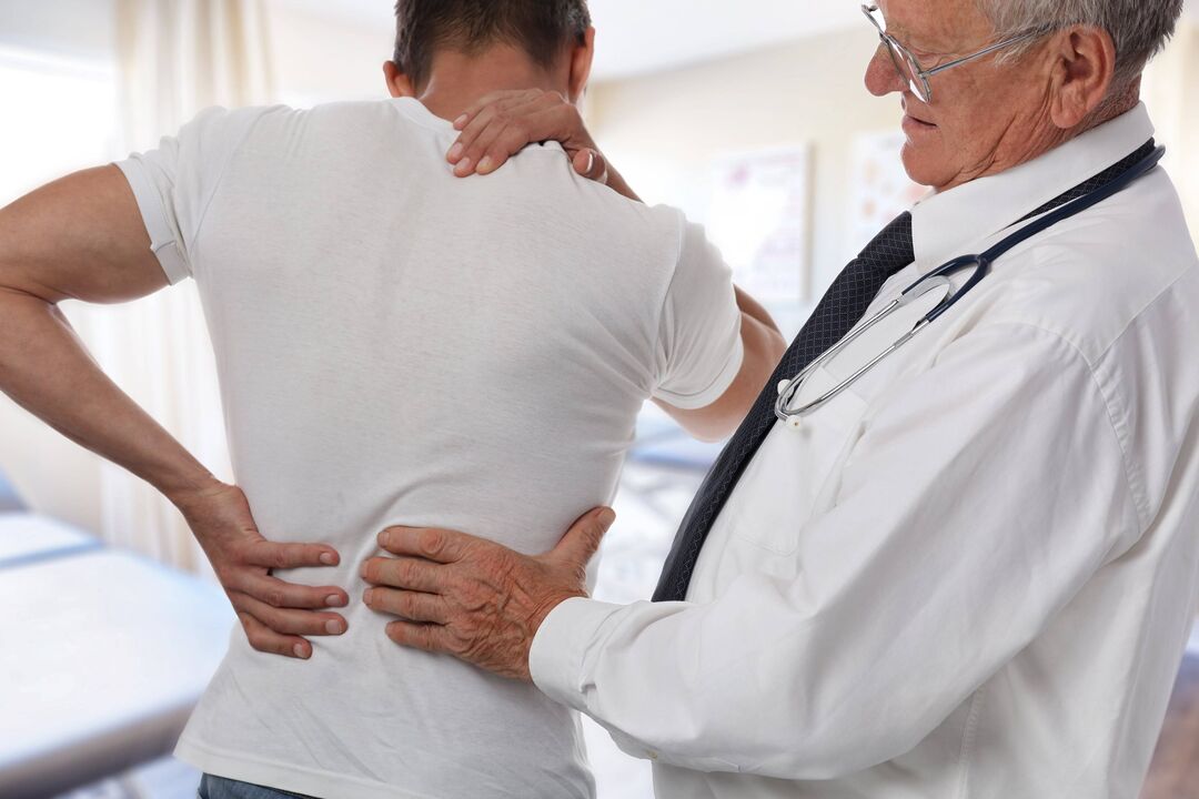 лекар преглежда пациент с болки в гърба