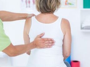 Пациент с оплаквания от болки в гърба в областта на лопатките на лекарски преглед