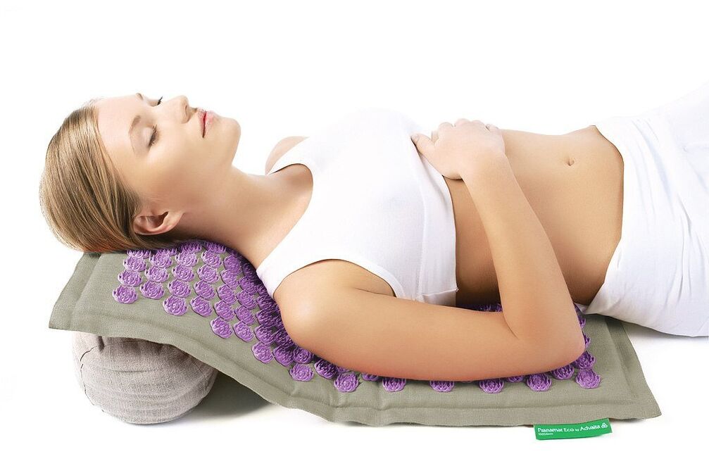 Игленият апликатор ще помогне в борбата с остеохондрозата на цервикалния гръбнак